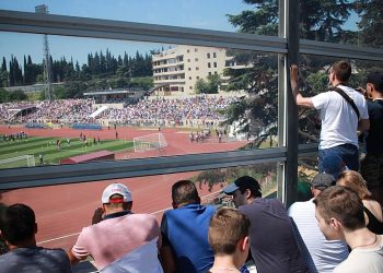 Dos dez mil lugares, apenas quatro mil puderam ser ocupados. Quem não entrou no estádio assistiu à atividade de um viaduto ao lado do campo