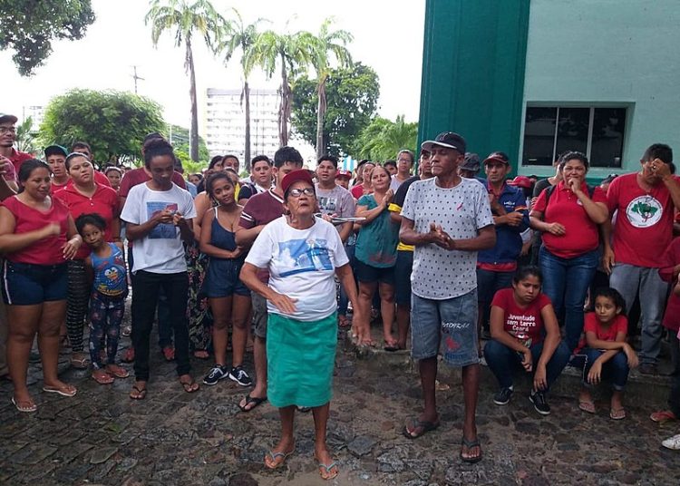 Militantes durante ocupação da sede da SDA/CE