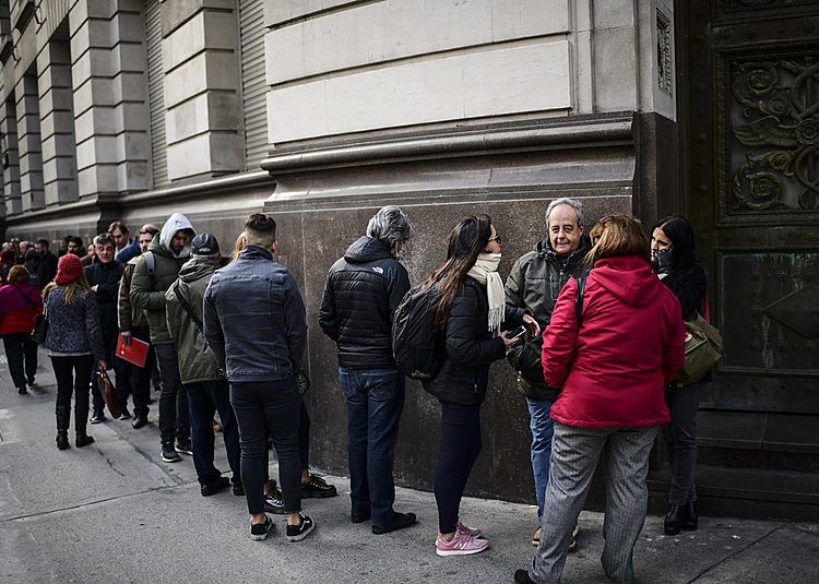 Agências bancárias na Argentina amanheceram com longas filas