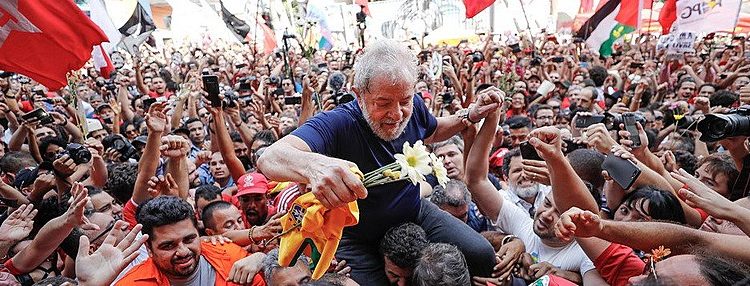 Após 580 dias de prisão, o ex-presidente Lula é liberto