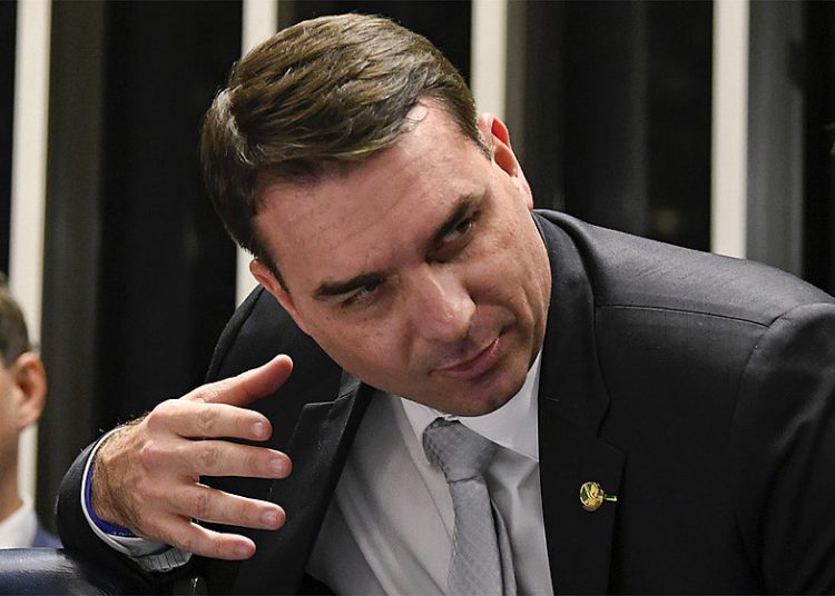 Senador Flávio Bolsonario teria lavado R$ 1,6 milhões em loja de chocolate da qual é sócio