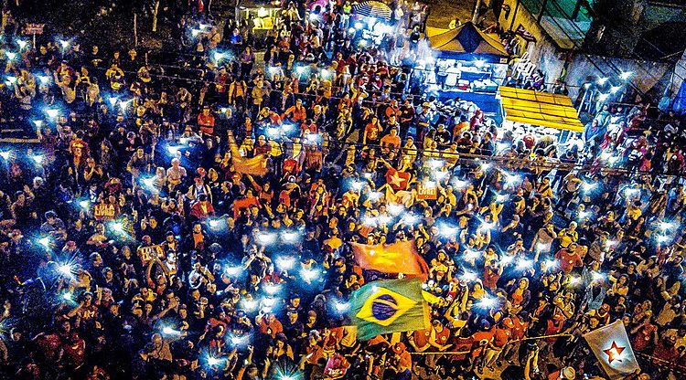 Vigília Lula Livre reunida em frente à Polícia Federal em Curitiba pela libertação do presidente Lula, neste domingo (8), em Curitiba