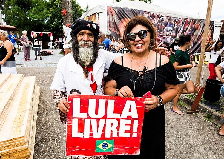 Participantes da Vigília Lula Livre se preparam para passar o natal em frente à Polícia Federal, em Curitiba, onde Lula está preso