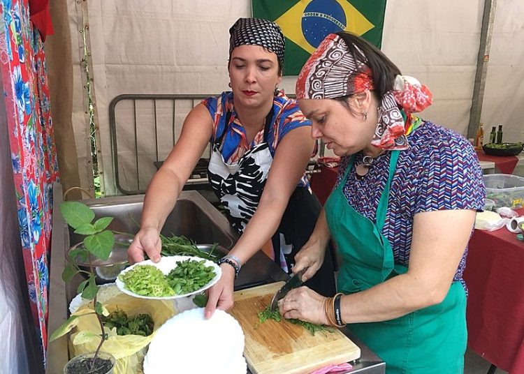Letícia Massula (à dir) cozinha com ingredientes goianos