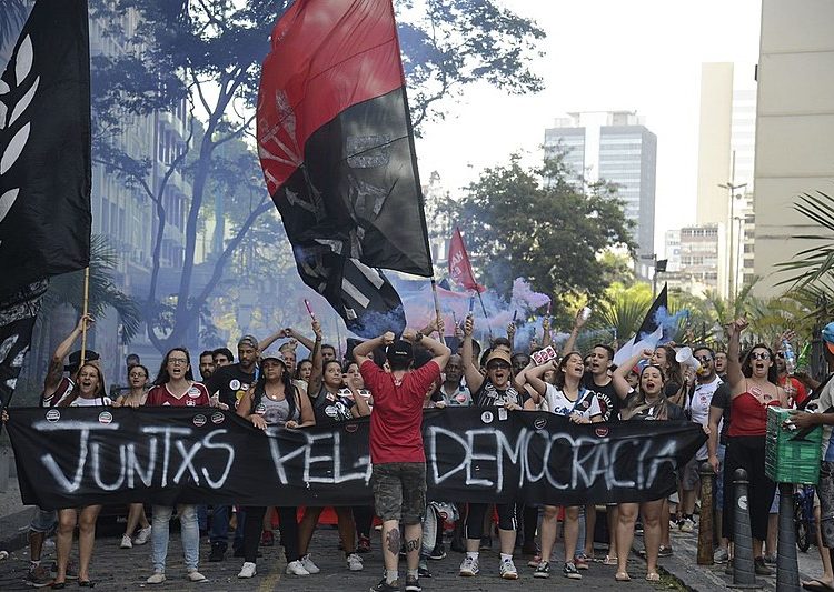 Atos contra o retrocesso e em defesa da democracia reunem milhares de pessoas no Centro do Rio
