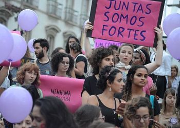 Mulheres fazem caminhada em solidariedade às manifestações feministas na América Latina, que tem países com alta taxa de feminicídio
