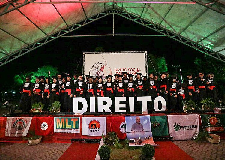 A turma é composta por 44 estudantes militantes de 11 movimentos sociais de luta pela terra.