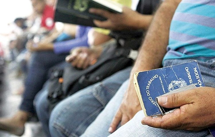 A taxa de desemprego atinge hoje mais de 12 milhões de pessoas, segundo dados do IBGE, um dos maiores índices da história.