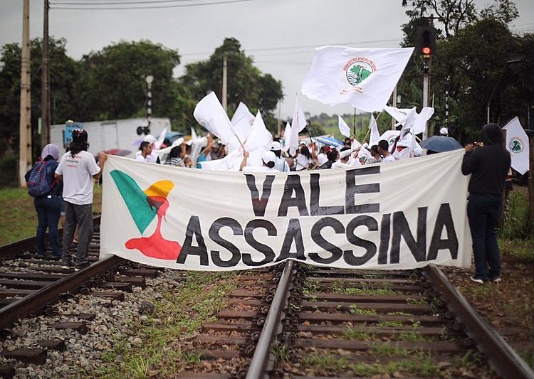 Manifestantes exigem que a mineradora paralise toda a circulação de minério ao longo de todo o dia 25