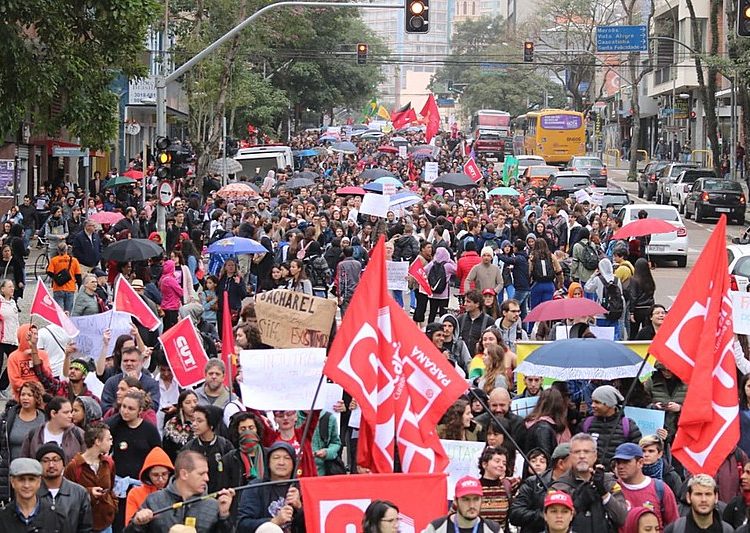 Protesto em defesa da educação com mais de 30 mil manifestantes em Curitiba