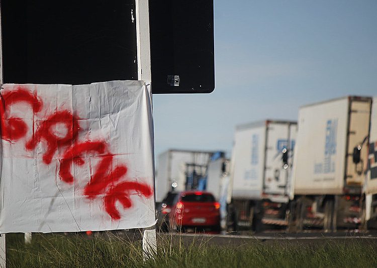 Desde segunda-feira (21), caminhoneiros fazem bloqueios em rodovias das cinco regiões do Brasil