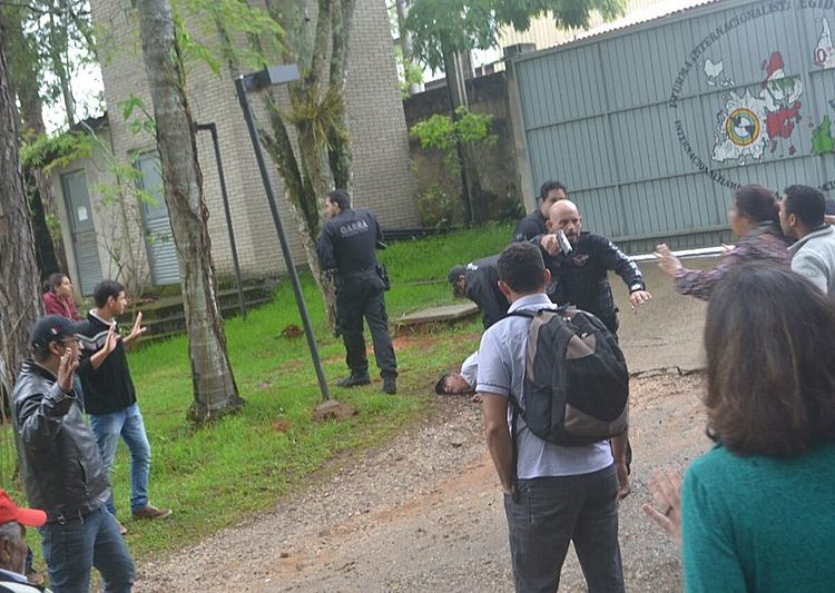 En la mañana del viernes, la polícia civil entró a fuerza en la Escuela Nacional Florestan Fernandes