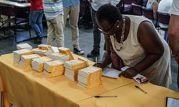 Obra do projeto Usina de Valores, do Instiuto Vladmir Herzog reúne nove artigos