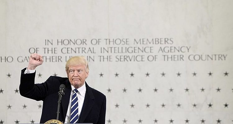 O Presidente dos Estados Unidos, Donald Trump faz discurso na sede da CIA em Langley, no estado de Virginia, em janeiro de 2017