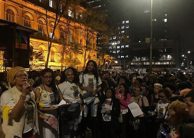 Centenas de mulheres e homens presenciaram um ato realizado em São Paulo (SP), na praça da República