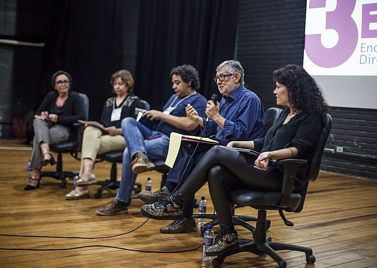 Flávia Lefèvre, Dafne Plou, Marcos Urupá, membro do Intervozes que intermediou o debate, Murilo Ramos e Joana Varon