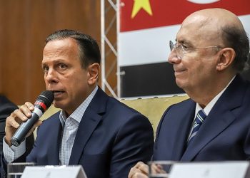 João Doria reclamou do sistema de som do palácio dos Bandeirantes, cometeu gafe e bajulou Bolsonaro