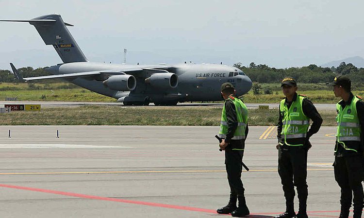Aeronave de transporte militar pesado de longo alcance C-17 Globemaster III aterrisa em Cúcuta, na Colômbia