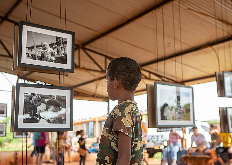 As crianças e adolescentes participaram de todas as etapas, desde a escolha das fotografias à  montagem da exposição
