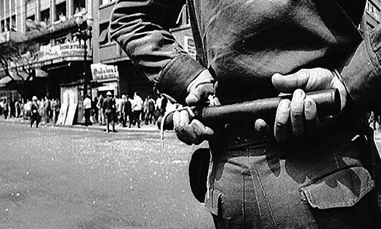 O país se encontra de volta a um governo predominantemente militar, dando a impressão que o contexto do golpe se repete