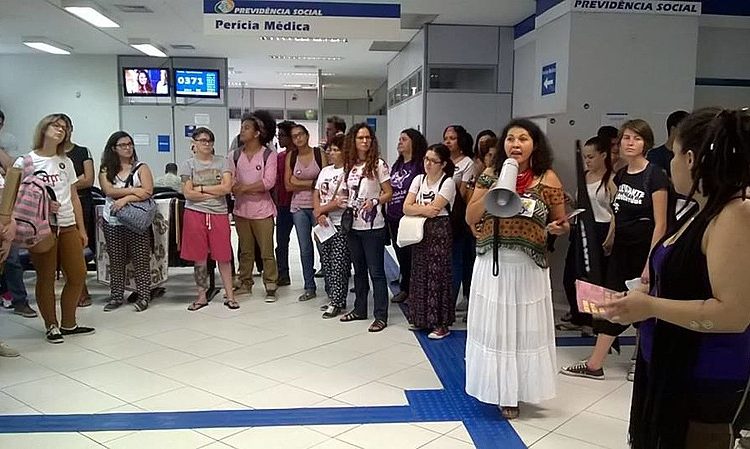 Agência do INSS na esquina das ruas XV de Novembro e João Negrão, centro de Curitiba, foi ocupada temporariamente na tarde desta quarta