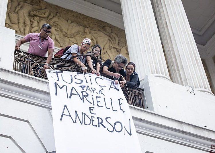 Manifestantes preencheram uma longa faixa branca com frases de homenagens e pedidos de Justiça