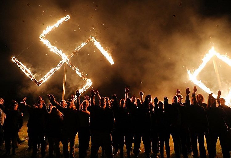 Ato neonazista realizado no estado da Georgia, nos EUA, em abril deste ano; naquele país, supremacistas apoiam o presidente Donald Trump