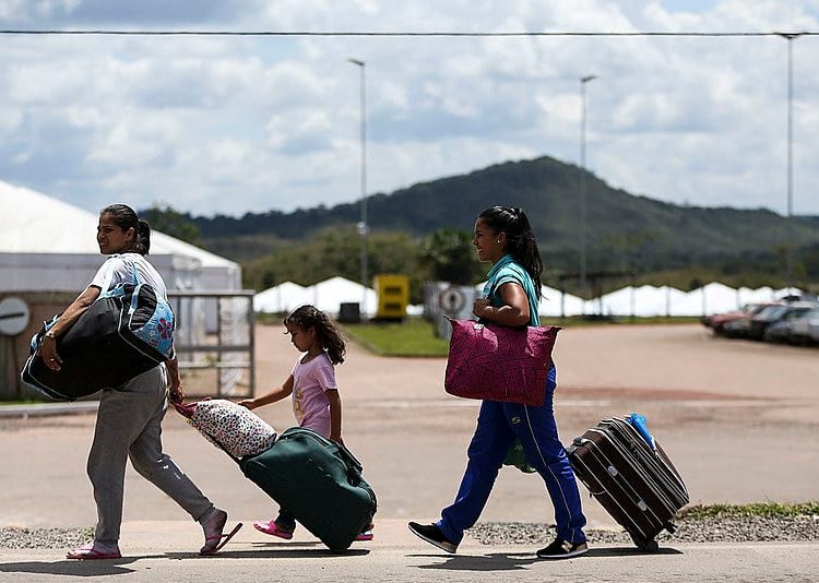 Mais de mil venezuelanos deixaram o Brasil após sofrerem ataque dos moradores de Pacaraima - RR
