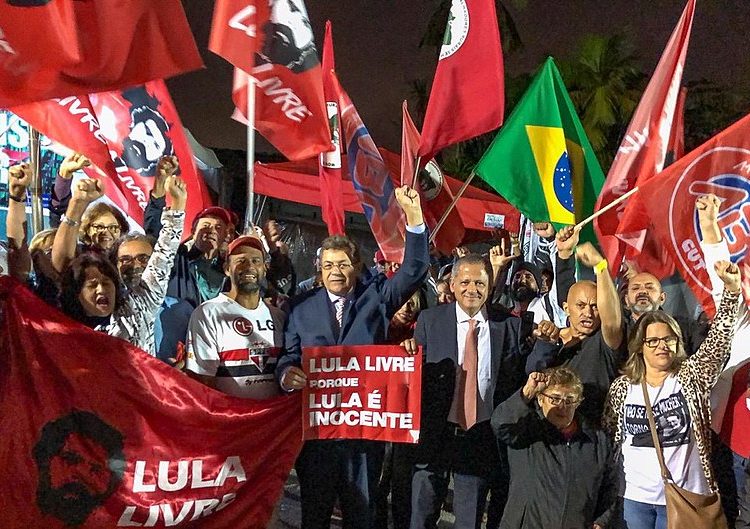 Emídio de Souza, advogado de Lula, transmite mensagem do ex-presidente nesta terça-feira (23) em Curitiba (PR)