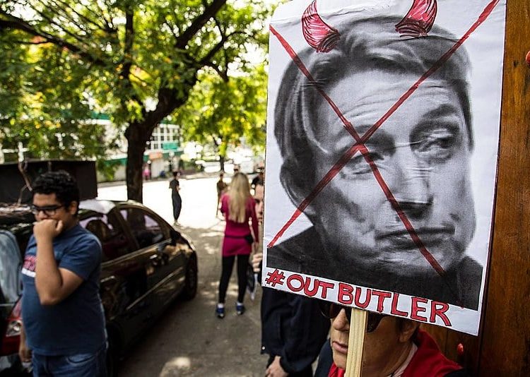 Cartaz repudia a palestra de Judith Butler no Brasil no início deste mês