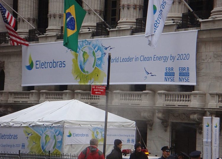 Faixa em frente à bolsa de valores de Nova Iorque exalta Eletrobras como lider mundial em energia limpa