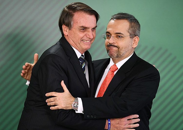 O corte de 30% na verba das Universidades justificou-se pelo Ministro da Educação Abraham Weintraub pela “balbúrdia” nas instituições