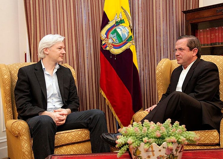 2013: O chanceler equatoriano Ricardo Patiño (direita) e Julian Assange (esquerda) em reunião na embaixada do Equador em Londres