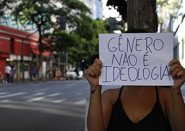 Essa não é uma batalha apenas das mulheres e da população LGBT. É umas das trincheiras que envolverá a resistência de todo o povo brasileiro