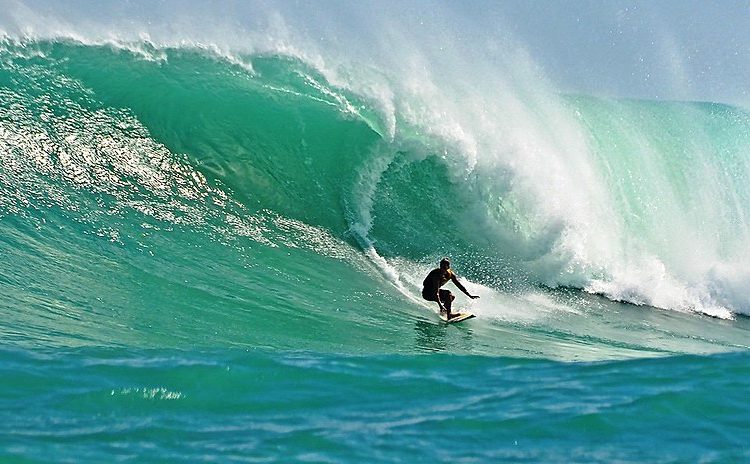 Em todo estado, praias têm ondas tranquilas, para iniciantes, e mais poderosas, para profissionais
