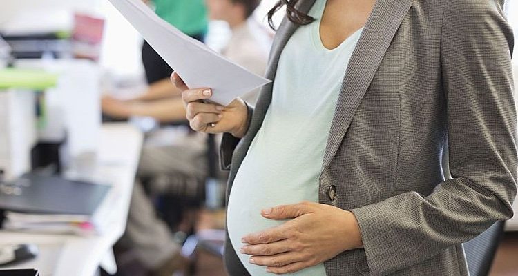 Pesquisa aponta que metade das mulheres grávidas são demitidas até dois anos após retornarem da licença-maternidade