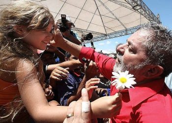 Lula lidera na pesquisa estimulada, na espontânea, e também no primeiro e no segundo turno