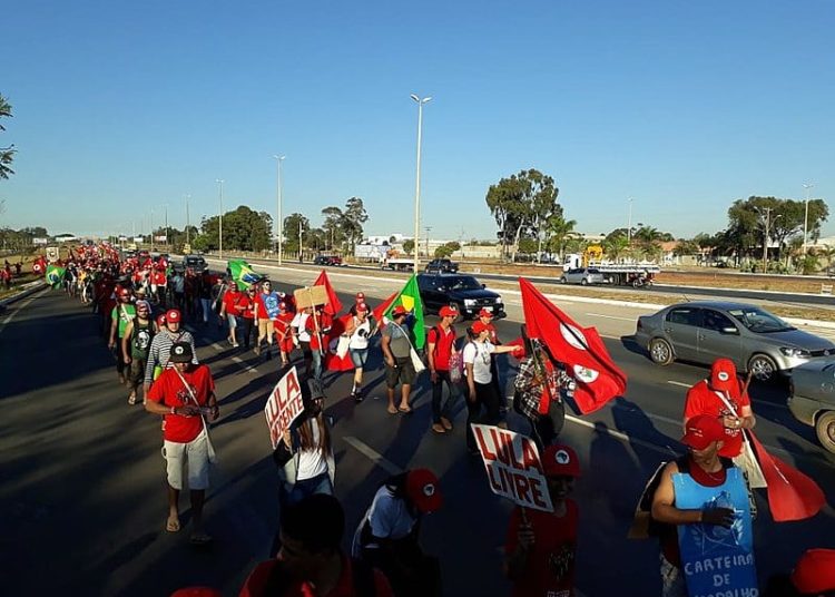 A Coluna Prestes, composta pelos estados do sul e do sudeste, está marchando pela rodovia Juscelino Kubischek
