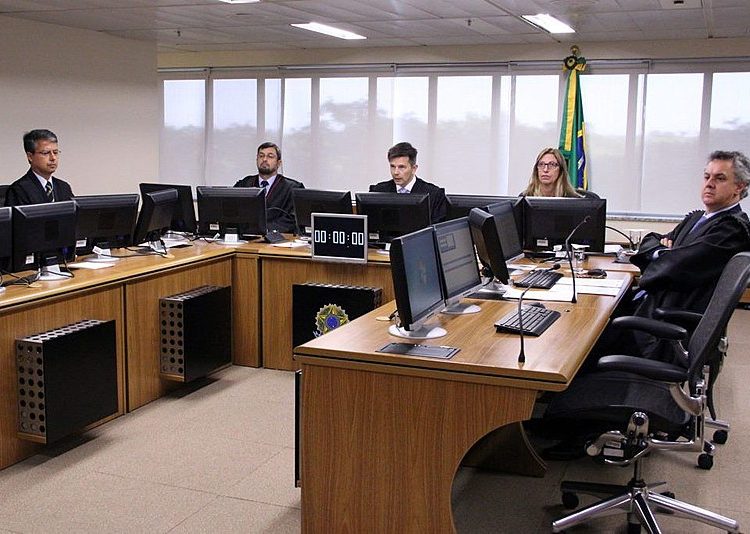 Os três juízes que condenaram o ex-presidente Lula no TRF4 recebem auxílio-moradia.