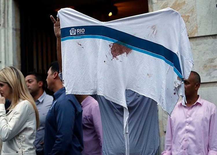 Velório e enterro do adolescente Marcos Vinícius da Silva.