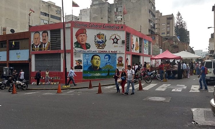 Comércio funciona com normalidade, afirma moradora de Caracas