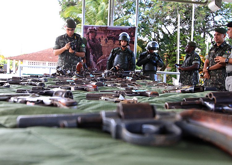 A cada três mortes violentas, duas são cometidas com arma de fogo no Brasil. Flexibilização das regras pode aumentar o índice