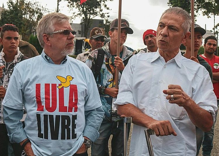 Os deputados petistas Marco Maia (RS) e Angelo Vanhoni (PR) durante visita à Vigília Lula Livre