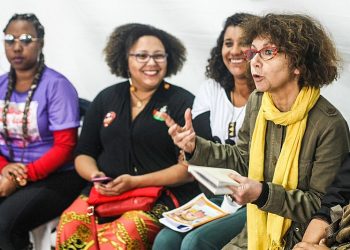 Senadora francesa debate com militantes e sindicalistas