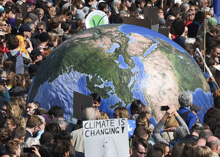 Manifestantes reivindicam medidas concretas para combater o aquecimento global e para frear as emissões de CO2