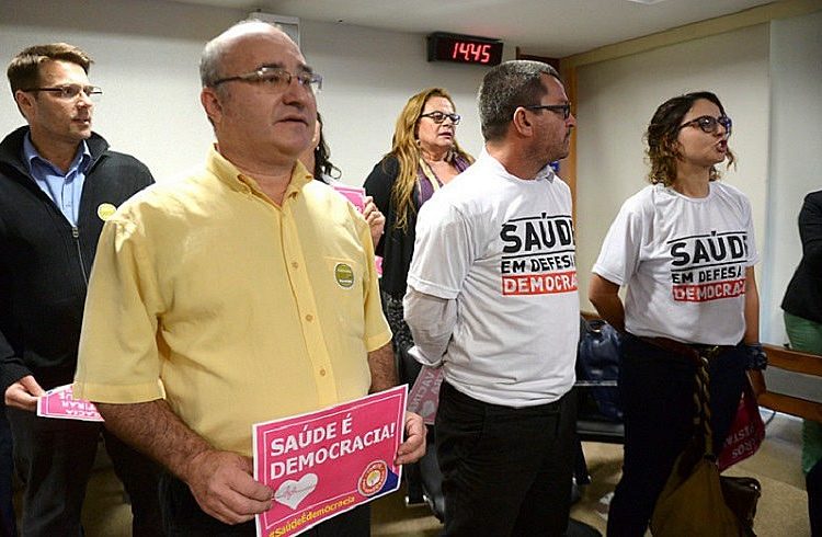 Ativistas protestaram contra a ameaça de cortes no SUS na CDH do Senado