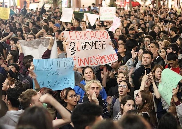 5 mil estudantes secundaristas, universitários e de pós graduação percorreram as ruas de Curitiba contra os cortes nas universidades.