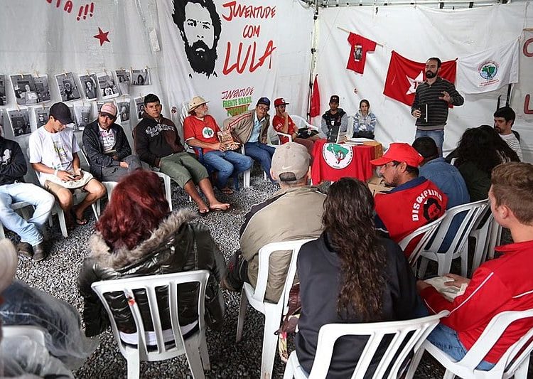 Livro "Dossiê Lava Jato: um ano de cobertura crítica" foi lançado na Vigília Lula Livre, nesta terça (16)