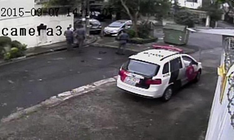 Câmera de segurança registra PMs cercando homem e o encostando na parede