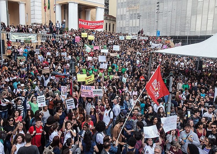Dia Nacional em Defesa da Educação aconteceu dia 15 de maio e lotou as capitais brasileiras; na imagem, a mobilização em Florianópolis (SC)